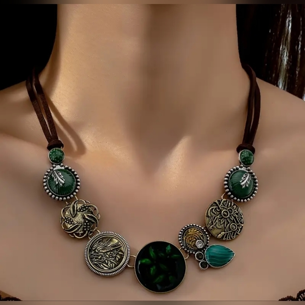 NEW! Elegant Green and Gold Necklace NIP!